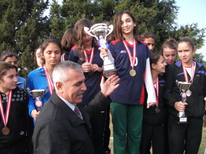 İşte atletizim yarışmasında birinci olan okul