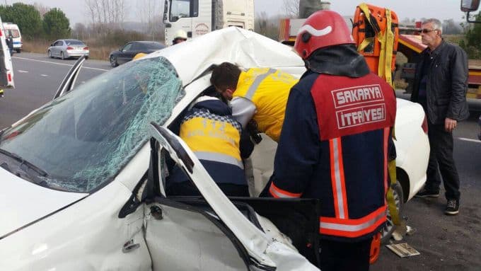 TIR'ın çarptığı otomobil iki büklüm oldu