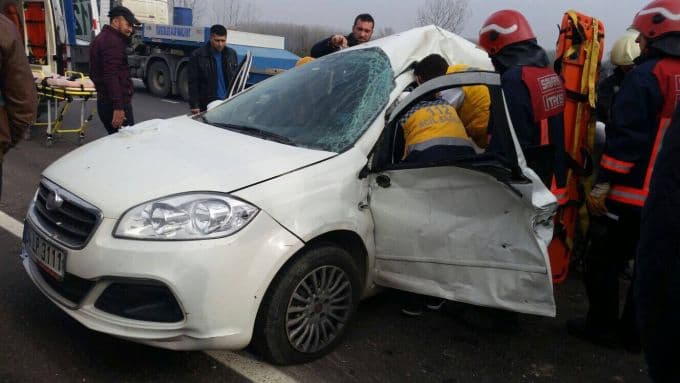 TIR'ın çarptığı otomobil iki büklüm oldu