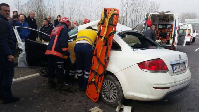 TIR'ın çarptığı otomobil iki büklüm oldu