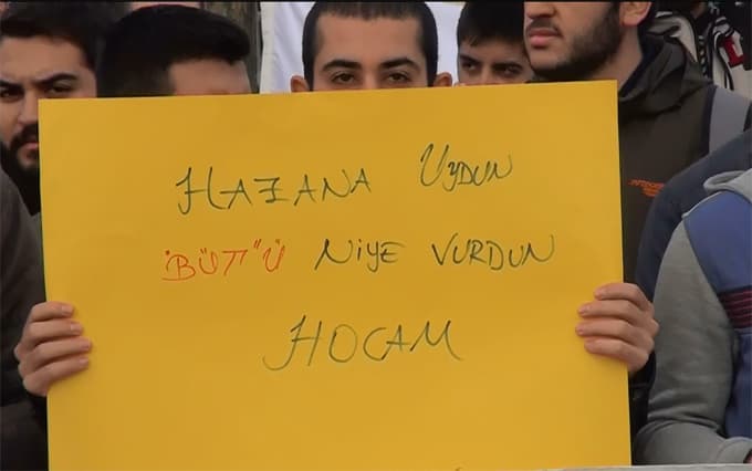 SAÜ'lü öğrencilerden gülümseten pankart