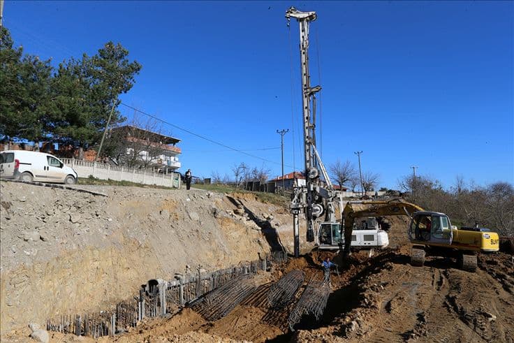 Kanlıçay'da heyelana karşı kazıklı önlem