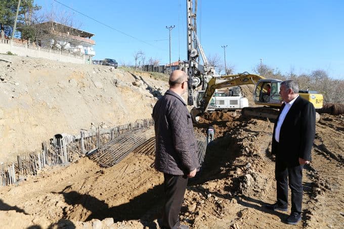 Kanlıçay'da heyelana karşı kazıklı önlem
