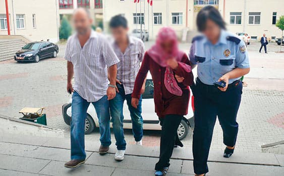 Kocasını öldüren kadını, kumasının şahitliği kurtardı