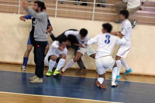 Spor müsabakasında liseliler birbirine girdi