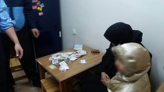 Ailecek dilenen Suriyelilere zabıta engeli