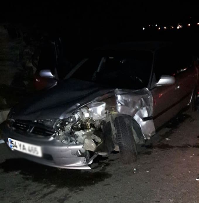 Kaynarca'da otomobil, panelvanla çarpıştı: 5 yaralı