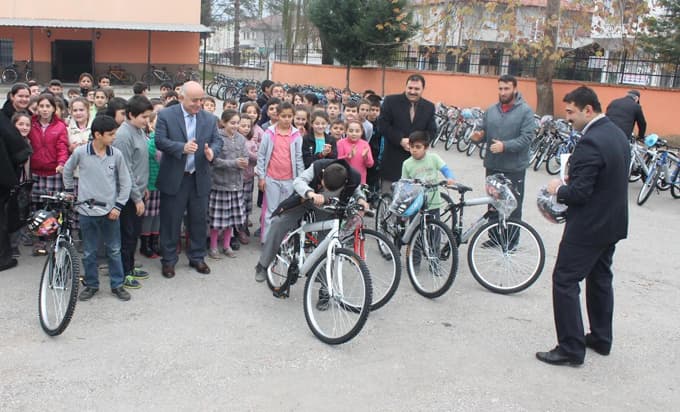 Akyazı'da okullara bisiklet dağıtıldı 