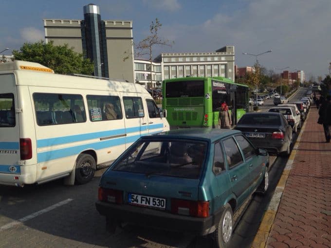 SAÜ Kampüsü'nde sınav kuyruğu