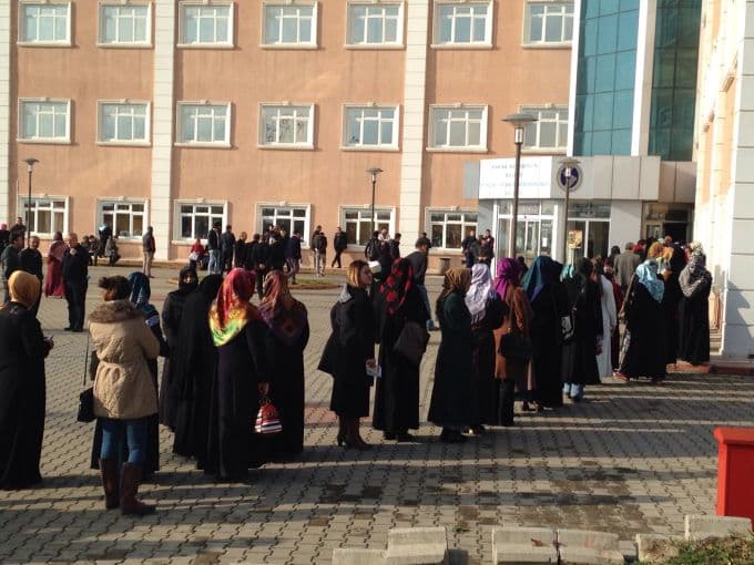 SAÜ Kampüsü'nde sınav kuyruğu
