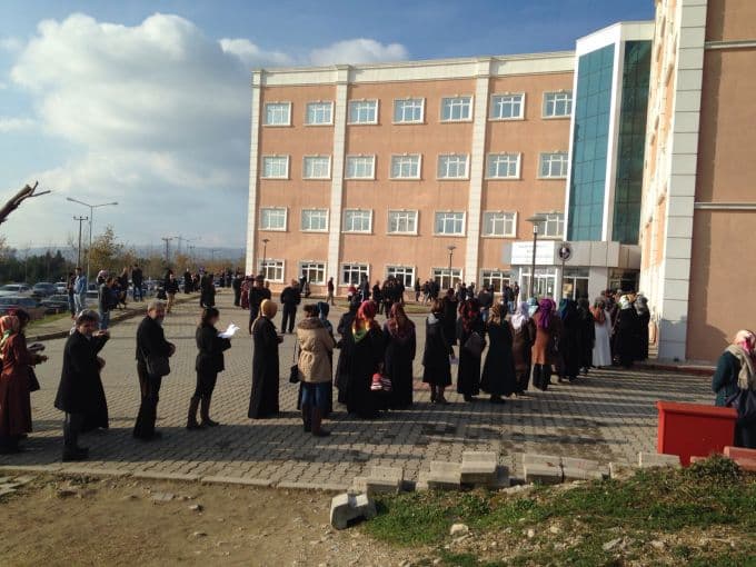SAÜ Kampüsü'nde sınav kuyruğu