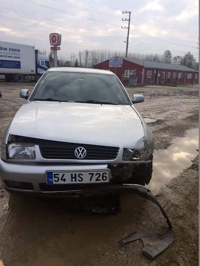 Abisinin otomobiliyle duvara çarptı