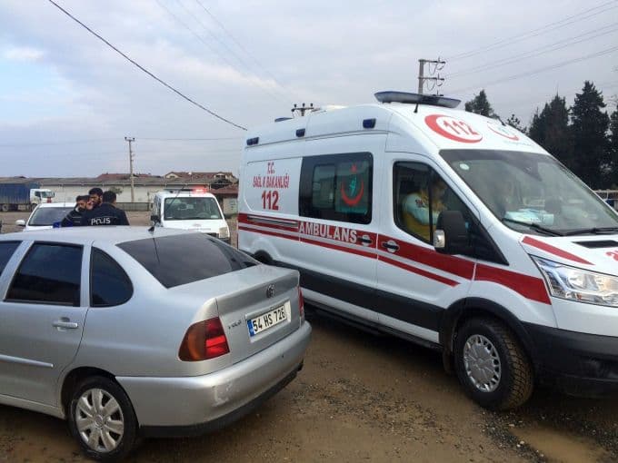 Abisinin otomobiliyle duvara çarptı