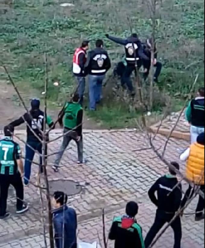Polis, olay çıkaran Sakaryaspor taraftarlarına müdahale etti