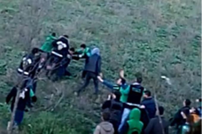 Polis, olay çıkaran Sakaryaspor taraftarlarına müdahale etti