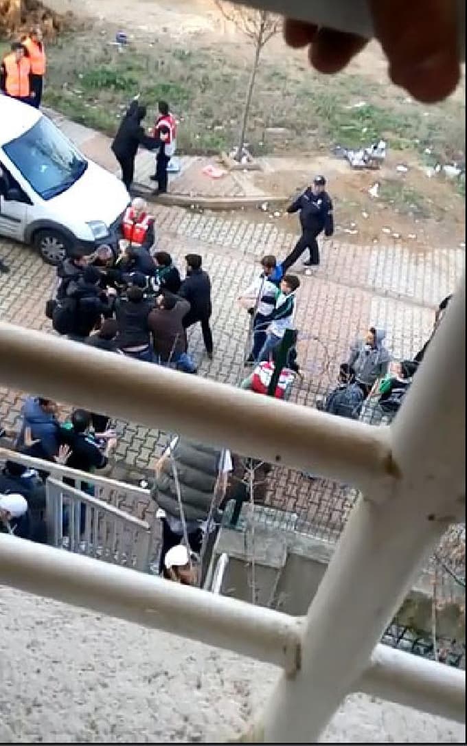 Polis, olay çıkaran Sakaryaspor taraftarlarına müdahale etti