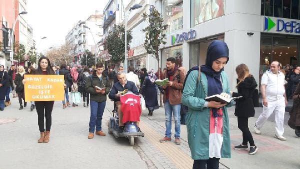 Üniversiteliler caddede kitap okudu