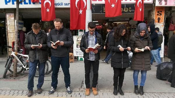 Üniversiteliler caddede kitap okudu
