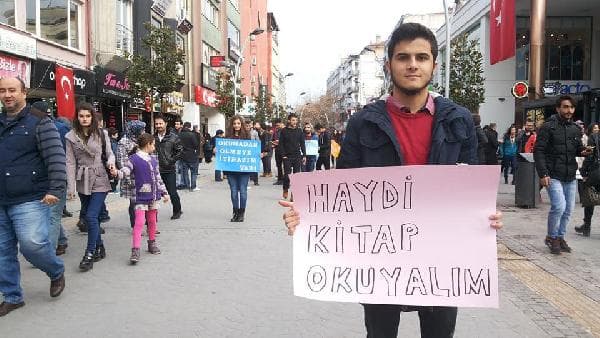 Üniversiteliler caddede kitap okudu