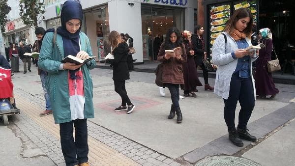 Üniversiteliler caddede kitap okudu