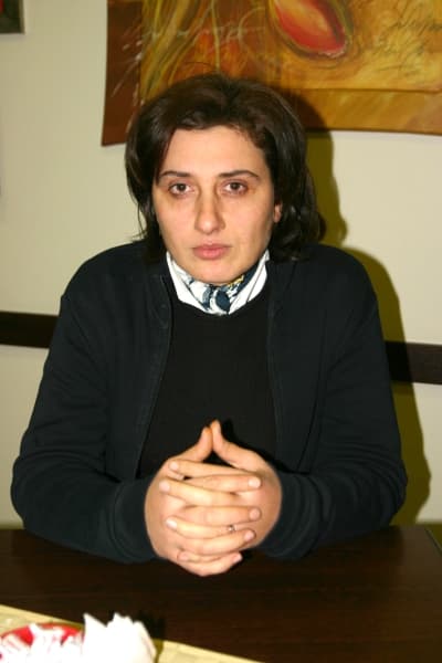 <p><font face="arial,helvetica,sans-serif" size="2"><strong>Siyasette Kadın Var Olmalıdır</strong></font></p><p><font face="arial,helvetica,sans-serif" size="2">İ&ccedil;inde bulunduğumuz yerel se&ccedil;imler s&uuml;recinde belediye meclis &uuml;yeliği i&ccedil;in kadın kollarında da aday adayları olduğunu belirten Kadın Kolları Başkanı Şeng&uuml;l Morg&uuml;l, şunları s&ouml;yledi:<font color="#333399"> &ldquo;Ge&ccedil;mişten g&uuml;n&uuml;m&uuml;ze kadın hakları incelendiğinde bu haklar verilmiş olmasına rağmen gereğince ve yeterince kullanılamadığı g&ouml;r&uuml;lmektedir. AK Parti bu hakların kullanılması i&ccedil;in kadına tam destek vermektedir. Kadınların hak ettikleri konuma ulaşmaları i&ccedil;in gerekli destek verilmelidir. Kadınlar hassas, kibar ve duygusal olmasının yanı sıra azimli, kararlı ve g&uuml;&ccedil;l&uuml;d&uuml;r. Kadınların bu &ouml;zelliklerini siyasete taşıdığımızda ortaya daha kaliteli ve seviyeli bir tablo &ccedil;ıkacağına inanıyoruz. Bu y&uuml;zden siyasette kadın var olmalıdır diyoruz&rdquo;</font></font></p>