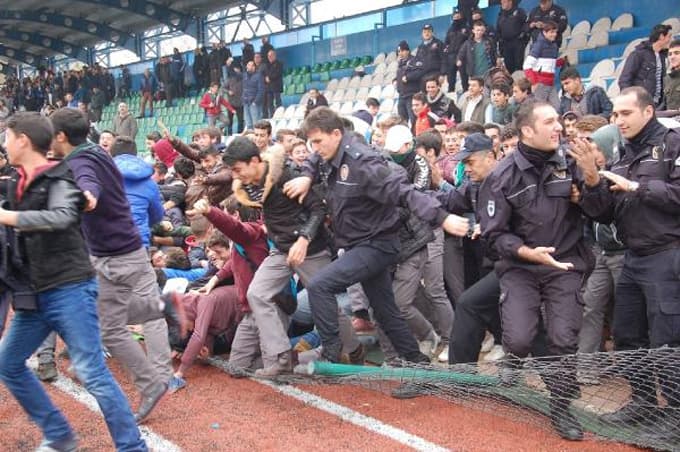 Liselilerin ezilme tehlikesi geçirten sevinçleri