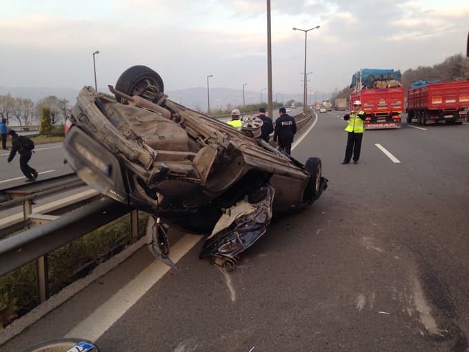 Takla atan otomobilden sağ çıktılar