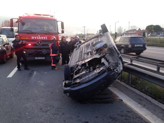 Takla atan otomobilden sağ çıktılar