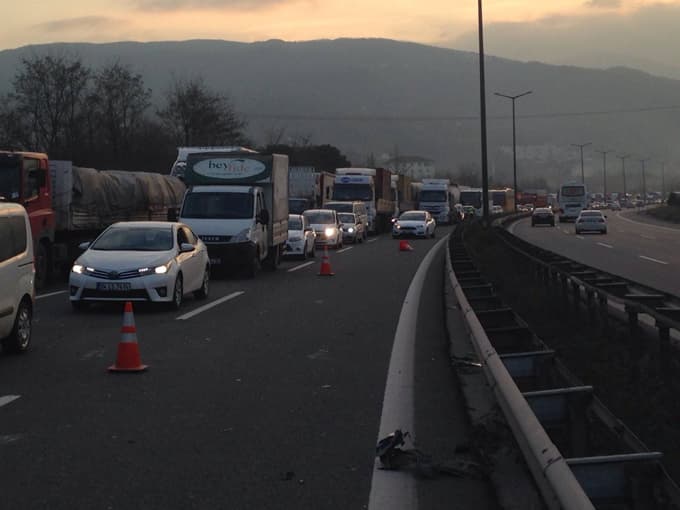 Takla atan otomobilden sağ çıktılar