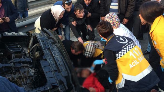 Takla atan otomobilden sağ çıktılar