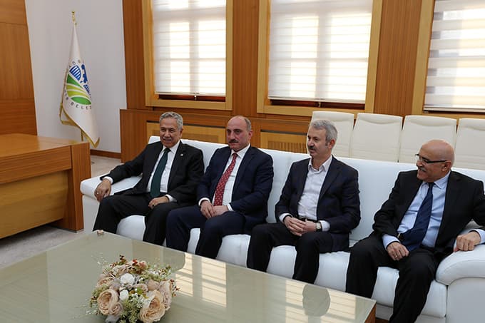 Eski Başbakan Yardımcısı Arınç, Sakarya'da