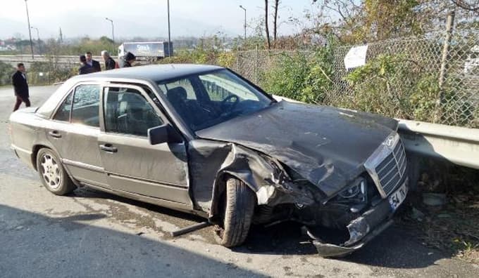 Otomobil ile kamyonet çarpıştı: 3 yaralı