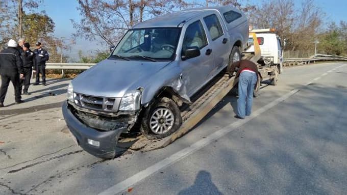 Otomobil ile kamyonet çarpıştı: 3 yaralı