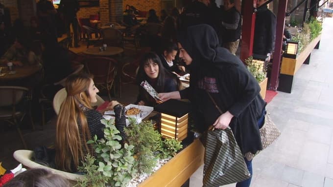 Suriyeliler Sakaryalılara gül dağıttı 