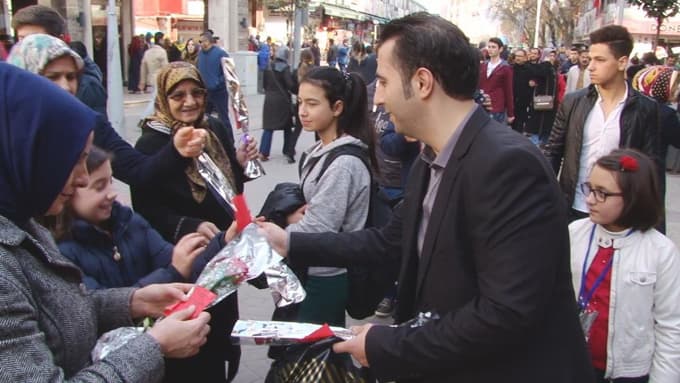 Suriyeliler Sakaryalılara gül dağıttı 