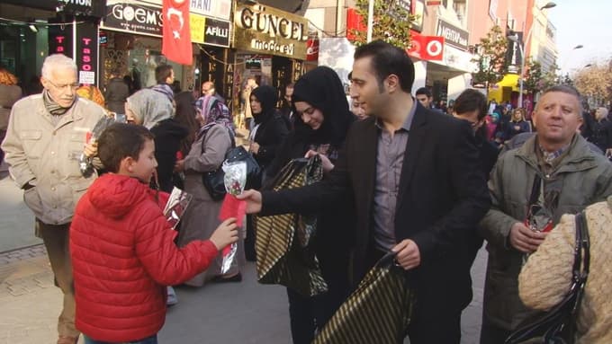 Suriyeliler Sakaryalılara gül dağıttı 