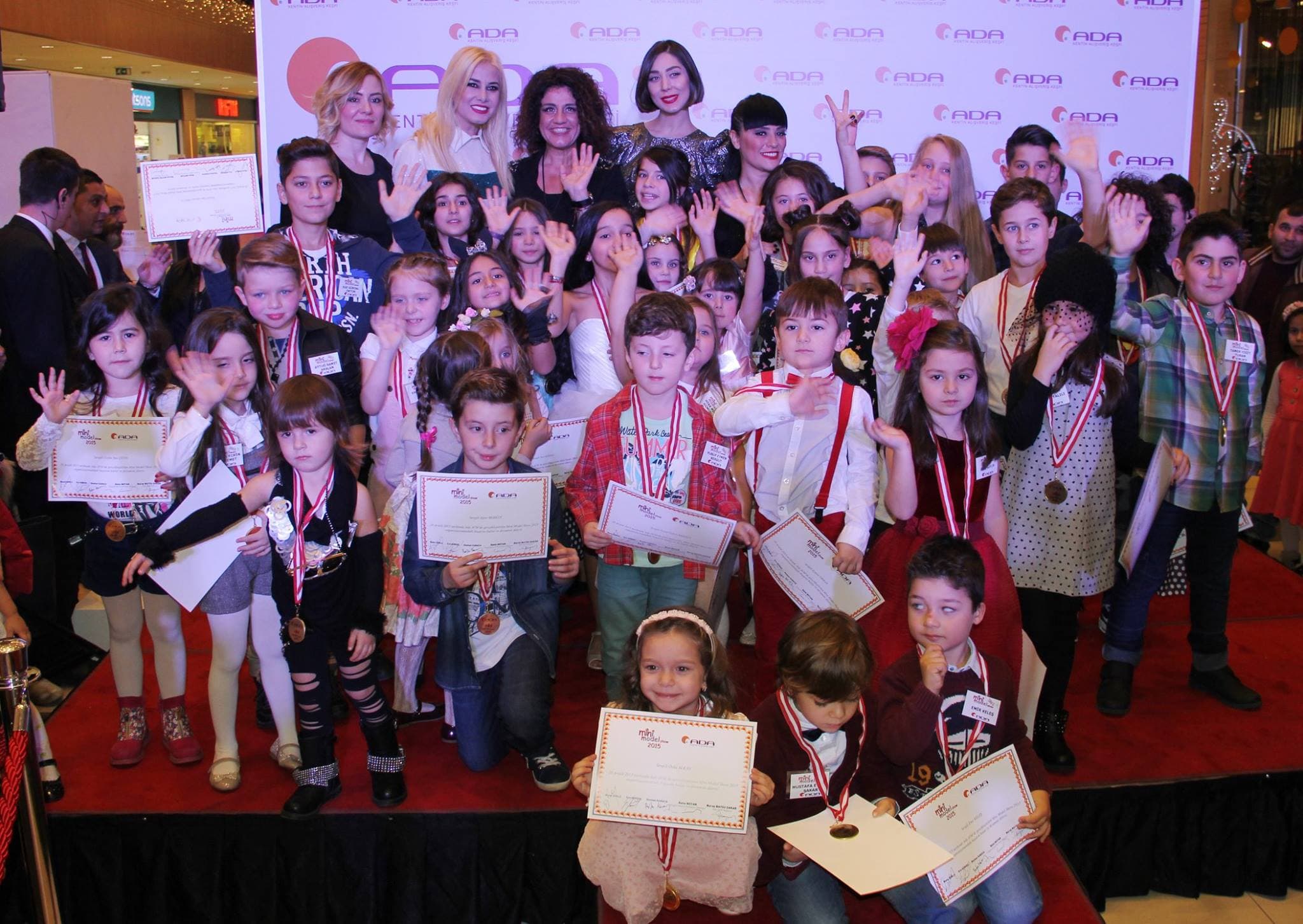 Minik güzeller ve ünlüler podyumu salladı!
