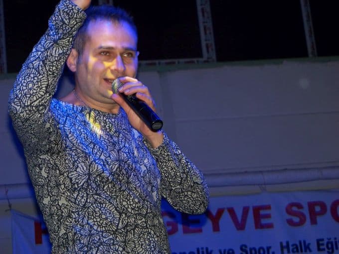 Akif Yener, hem coştu hem de coşturdu