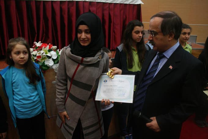 Sakarya Valiliği'nden okullara ve başarılı öğrencilere ödül 