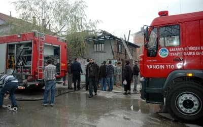 Erenler'de Bir Ev Yangında Kullanılamaz Hale Geldi