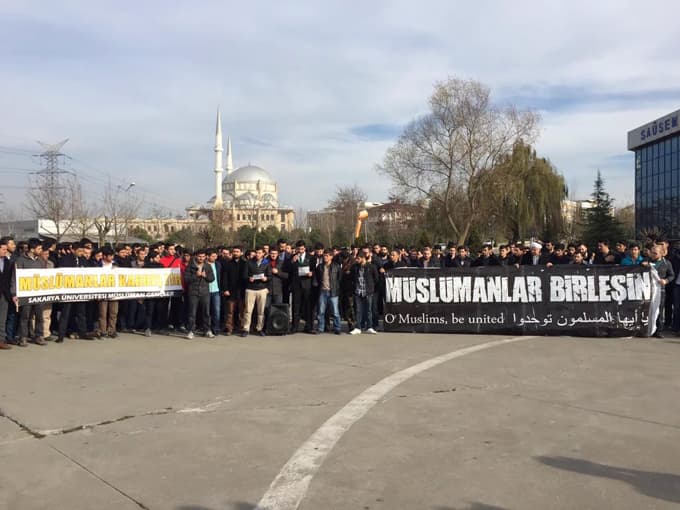 Müslüman öğrencilere yapılan saldırılar protesto edildi