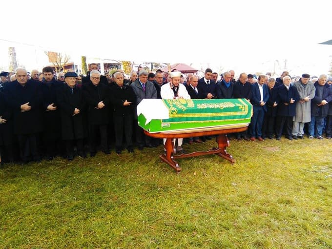 Sarıgülle son yolculuğuna uğurlandı