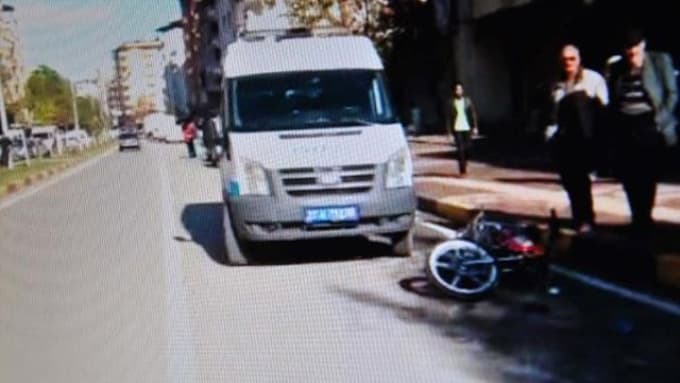 Motosiklet yol kenarındaki kadınlara çarptı