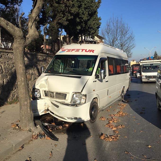 Okul servisi yol kenarında bulunan ağaça çarptı