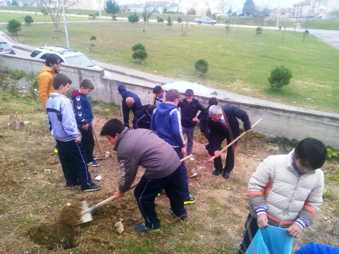 Okul bahçesini ağaçlandırdılar