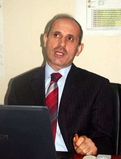 <p><font face="arial,helvetica,sans-serif" size="2">Genel M&uuml;d&uuml;r&uuml; R&uuml;stem Keleş, projenin T&uuml;rkiye'de ilk kez uygulanacağını belirterek, su kaynaklarının kirlilikten korunması ve su kalitesinin y&uuml;kseltilmesi konusunda T&uuml;rkiye'ye &ouml;rnek olacağını s&ouml;yledi. Keleş, proje ile havzanın korunarak g&ouml;l&uuml;n su &uuml;retim işlevini s&uuml;rekli hale getirileceğini belirterek, &quot;<font color="#333399">Yer altına s&uuml;z&uuml;len su, i&ccedil;me suyu niteliği bakımından daha kaliteli ve s&uuml;rekli oluyor. Sapanca G&ouml;l&uuml; havzası arazi kullanım planı ile s&uuml;rekli su &uuml;reten bir yer haline gelecek. Havzada yapılacak şekil d&uuml;zenlemeleri ve bitki &ouml;rt&uuml;s&uuml; &ccedil;alışmaları ile g&ouml;l &ccedil;evresi kirlilik unsurundan kurtarılacak. Ayrıca yağışla birlikte su doğrudan g&ouml;le karışmayarak yeraltına s&uuml;z&uuml;lerek g&ouml;l&uuml; besleyecek. Bu şekilde erozyonla g&ouml;l&uuml;n &ccedil;amurla dolması engllenmiş olacak hem de sızıntı su i&ccedil;me suyu olarak daha kaliteli bir hale gelecek. Projemiz giderek zalan su kaynaklarının kurtarılması konusunda bir ışık olacak</font>&quot; diye konuştu. </font></p>
