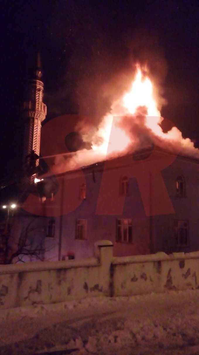 Cami alev alev yandı