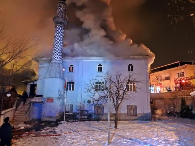 Cami alev alev yandı