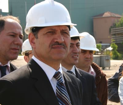 <font size="2"><font face="Arial"><font color="#333399">Adapazarı Belediye Başkanı S&uuml;leyman Dişli, t&ouml;renle ilgili t&uuml;m hazırlıkların hızla yapıldığını belirterek bayram sonrası cumartesi g&uuml;n&uuml; anahtarların teslim edileceğini s&ouml;yledi. Dişli:</font> Adapazarı Belediyesi olarak&nbsp;şehrin yeni yaşam tarzlarını modern şehirlere yakışır hale getirmek i&ccedil;in &ccedil;aba sarf ediyoruz. İlk olarak 720 dairelik Korukent Sitesi&rsquo;ni şehre kazandırdık. B&ouml;lgenin hem depreme dayanıklı olmasıyla yerleşimi bu b&ouml;lgede teşvik edici bir projeydi, hem de yaşam standartlarımızı modern &ccedil;ağa uygun bir siteyi hayata ge&ccedil;irmeyi hedeflemiştik. Bu &ccedil;alışmayı bir yıl gibi kısa bir s&uuml;rede tamamlayıp şehrimize kazandırdık. Şimdi de ikinci toplu konut hamlemizin ilk ayağının anahtar teslim t&ouml;renini ger&ccedil;ekleştirme heyecanını yaşıyoruz. İdeal Kent Konutları, yine modern şehircilik anlayışıyla, hem depreme karşı dayanıklı hem de &ouml;deme kolaylıklarıyla bir&ccedil;ok vatandaşımızı kira derdinden kurtaracak. Sayın Başbakan Yardımcı&rsquo;mız Hayati Yazıcı Bey&rsquo;in ve &ccedil;ok değerli Ak Parti Sakarya Milletvekilleri&rsquo;nin onurlandıracağı anahtar teslim t&ouml;renine t&uuml;m vatandaşlarımızı şimdiden davet ediyorum. Bu b&ouml;lgeyi g&ouml;rmeyenleri de bu vesileyle misafir etmekten memnun olacağımı belirtmek istiyorum.&rdquo;<font color="#000000"> diye konuştu. </font></font></font><p><font face="Arial" size="2">İdeal Kent Konutları, 3 oda 1 salon ve 2 oda bir salon olmak &uuml;zere iki tip. Ayrıca doğalgazlı, yalıtımlı, yeşil alan, spor ve &ccedil;ocuk parklarından oluşuyor. </font><font face="Arial" size="2" color="#333399">550 konutun anahtar teslim t&ouml;reni 13 Aralık Cumartesi g&uuml;n&uuml; saat 14.00&rsquo;da geniş bir katılımla yapılması bekleniyor.<br /></font></p>
