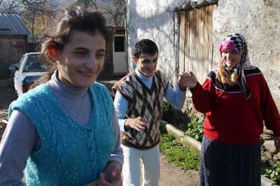 <strong><font face="Arial" size="2">250 Engelli &Ccedil;ocuğa Annelik Yaptı<br /><br /></font></strong><font size="2"><font face="Arial">Devlet destekli &ouml;zel eğitim yasası &ccedil;ıkmadan &ouml;nce &ccedil;ocuklarının eğitim alabilmesi i&ccedil;in Kocaeli Spastik Engelliler Derneği'nde 250 &ccedil;ocuğa g&ouml;n&uuml;ll&uuml; annelik yaptığını kaydeden Solak, yasanın &ccedil;ıkmasının ardından eğitim hakkına kavuşan &ccedil;ocuklarının 2 yıl s&uuml;reyle &ouml;zel eğitim aldığını ifade etti. <br /></font></font><p><font face="arial,helvetica,sans-serif" size="2"><br /></font></p>